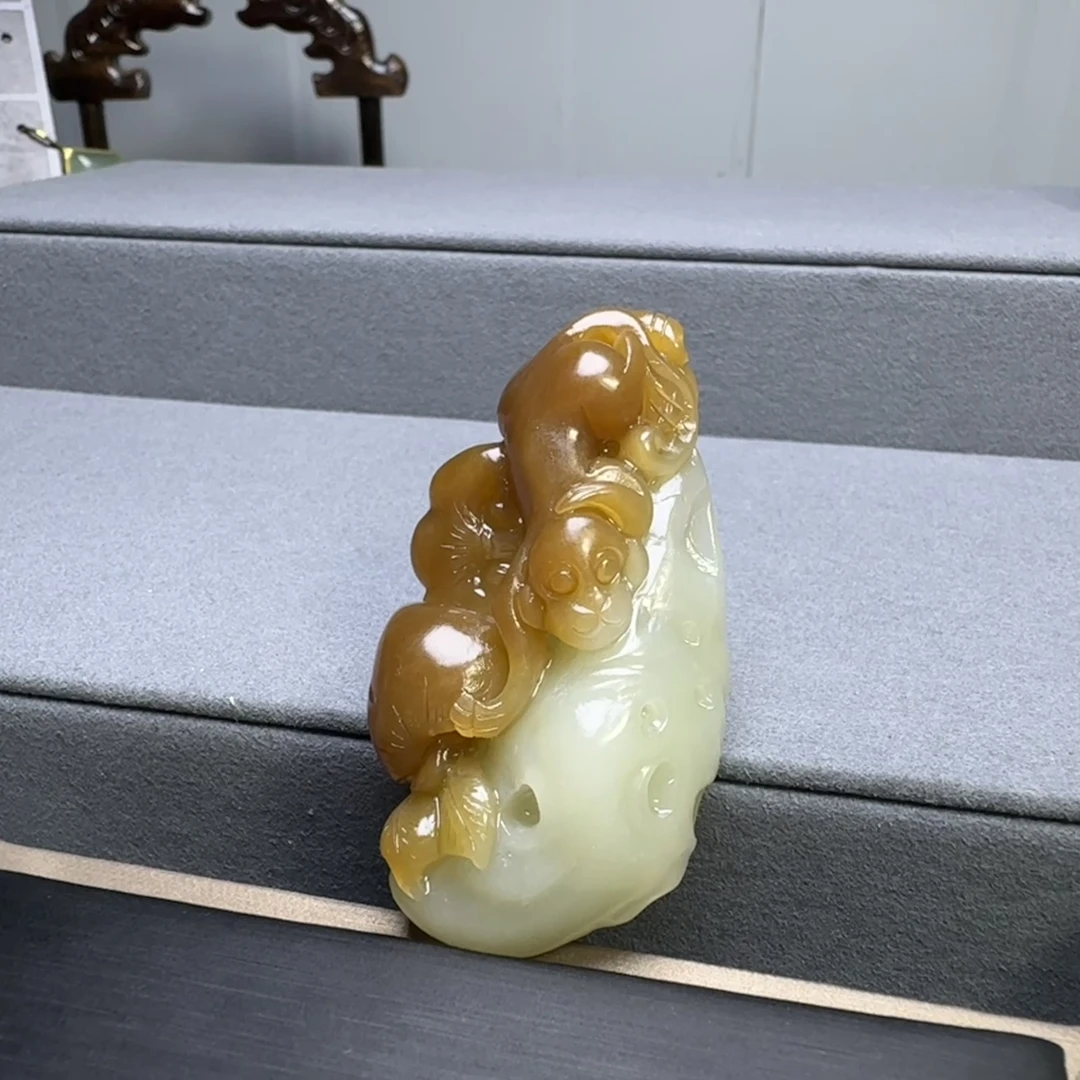 和田玉俏色巧雕 灵猴献寿 如意猴