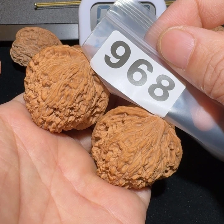 文玩核桃把件a***l绣球