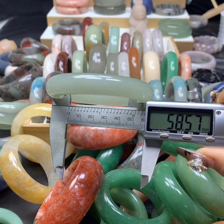 未镶嵌手镯石英质玉