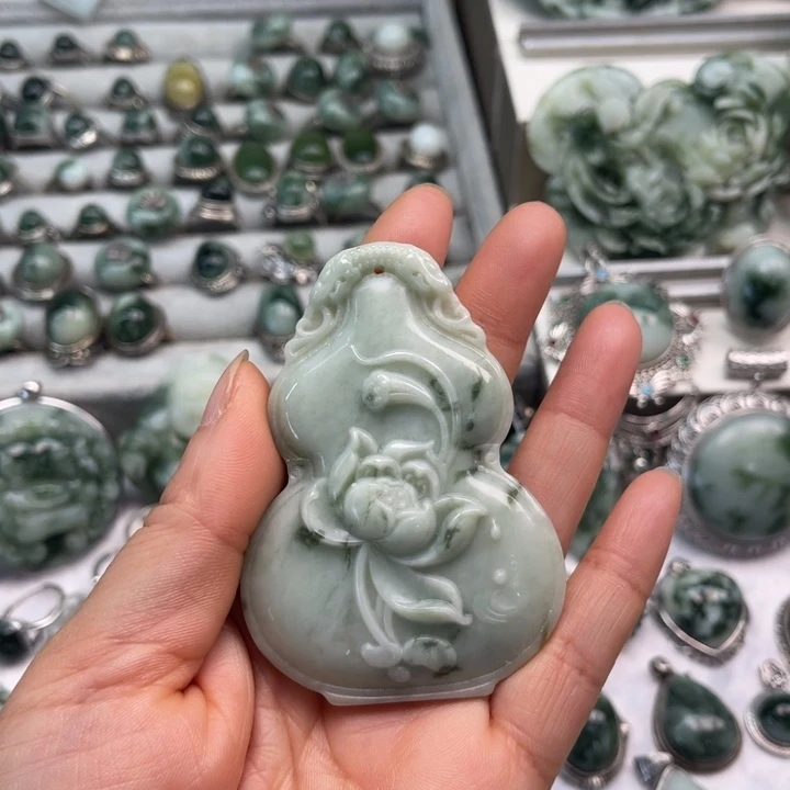 透闪石-蛇纹石玉颈饰未镶嵌