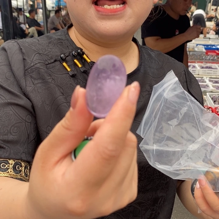 水晶珠宝半成品未镶嵌紫晶手握一个
