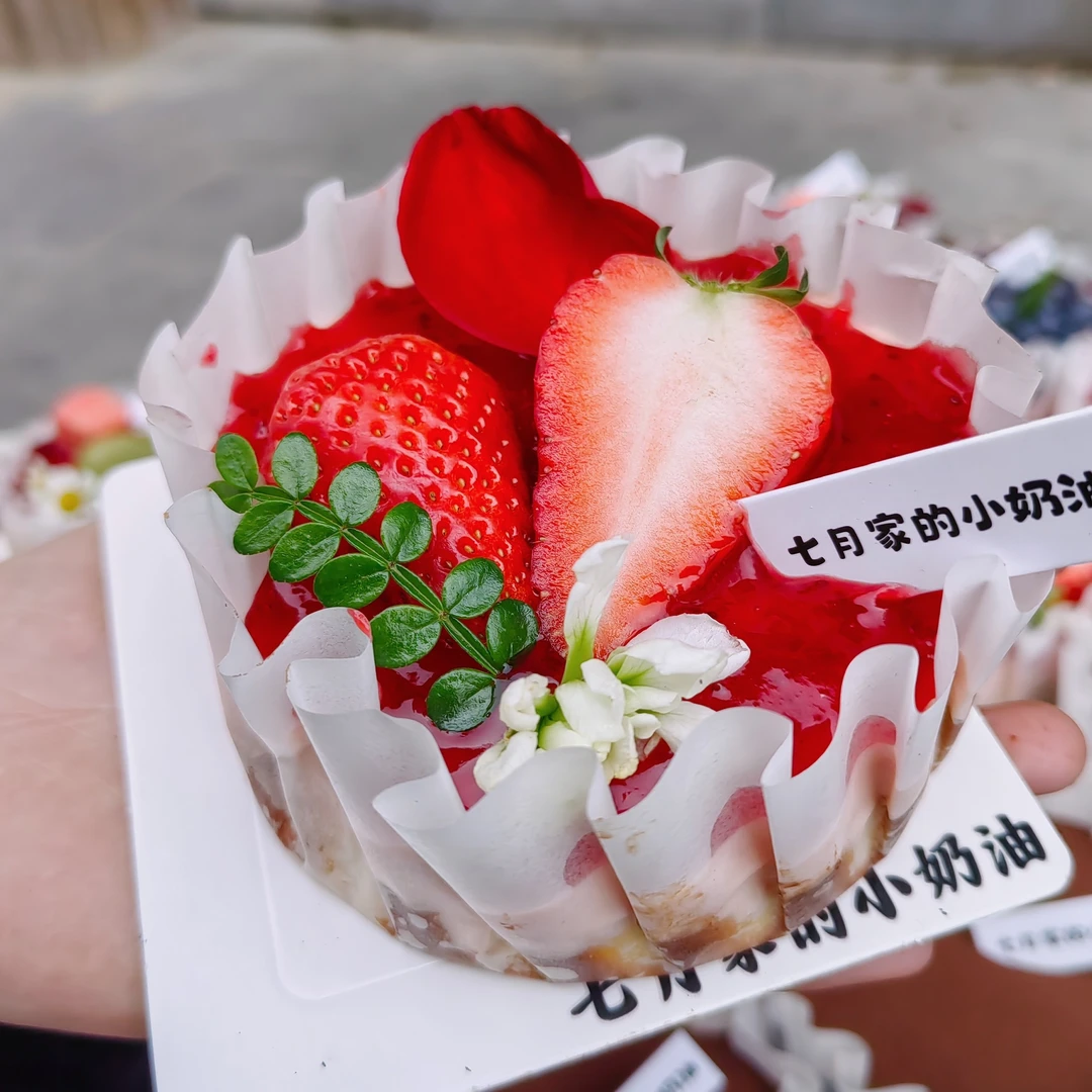 草莓慕斯巴斯克芝士蛋糕