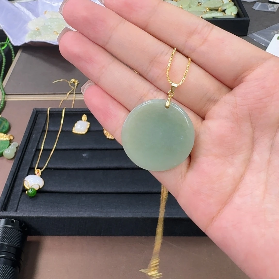 和田玉银S925镶嵌颈饰且末圆牌