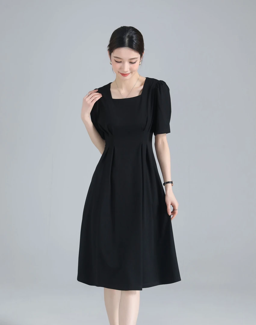 CC夏季方领赫本风时尚法式休闲连衣裙收腰显瘦修身优雅小黑裙