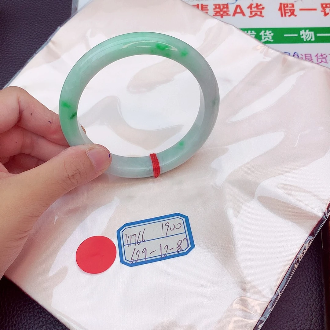 翡翠手镯未镶嵌翡翠