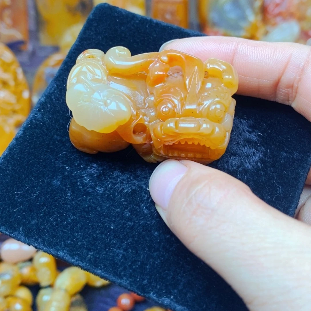 未镶嵌石英质玉（黄龙玉）颈饰