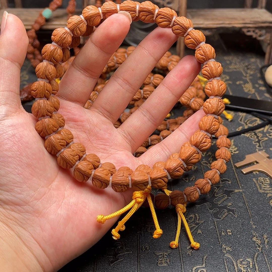 吊坠桃核玉龙手持