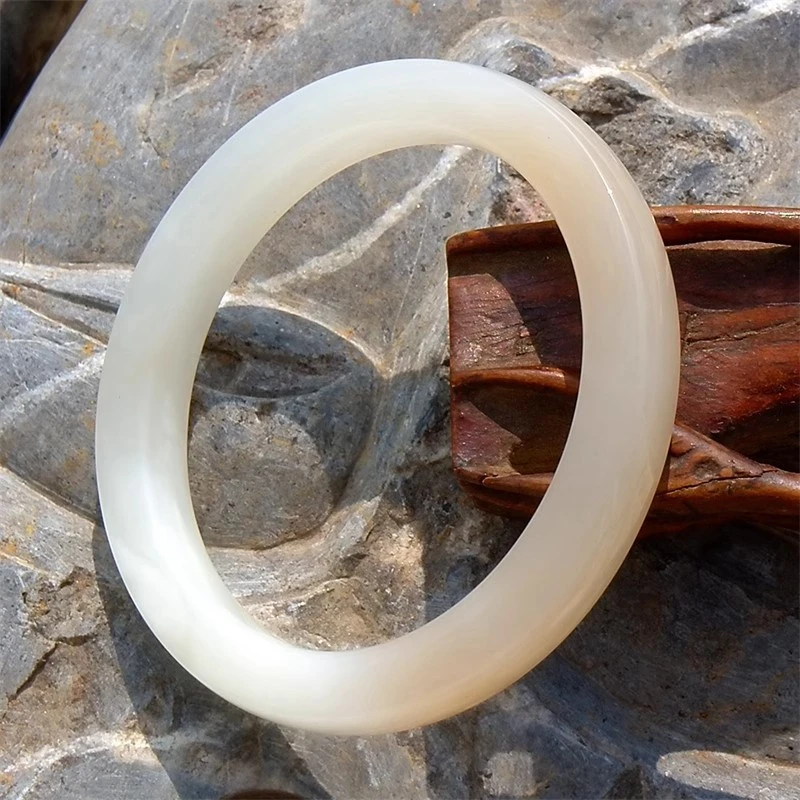 花=株4145天然新疆和田玉糖白玉手镯子手工雕刻带证书复检56