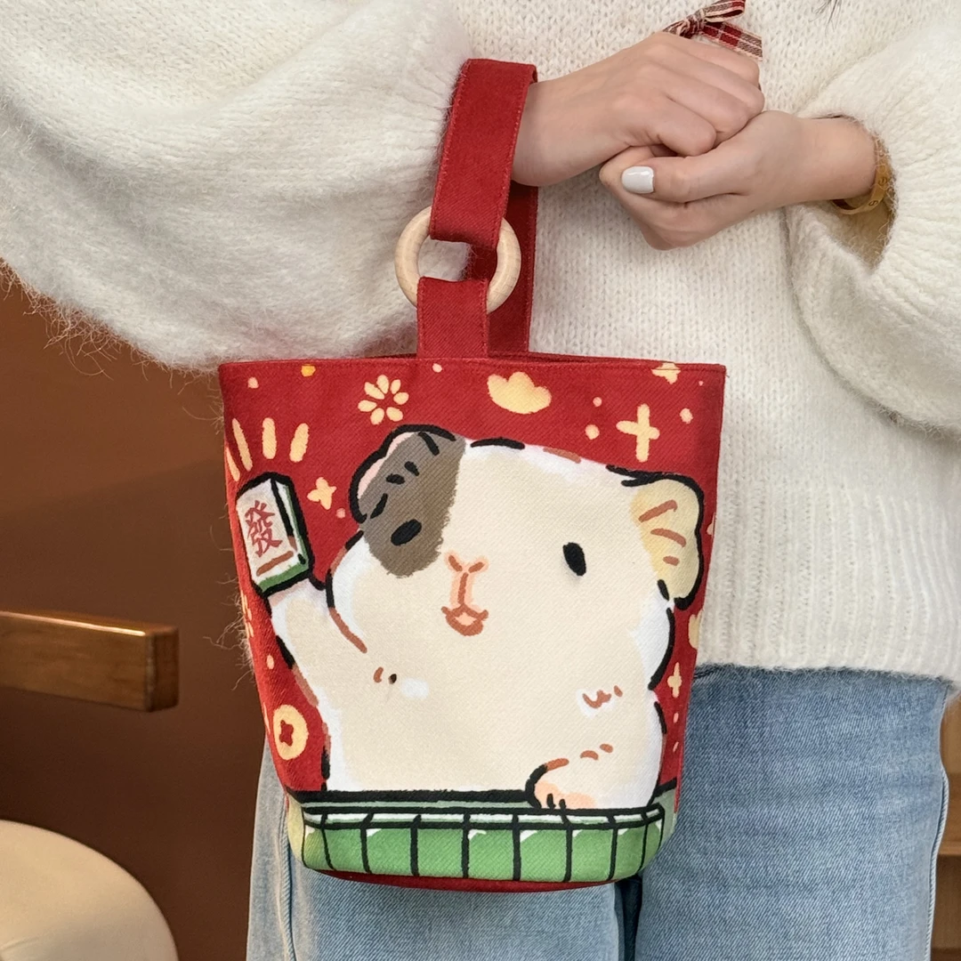 典舍x草酱可爱喜庆团子荷兰猪插画创意礼品手提水桶包帆布包T737