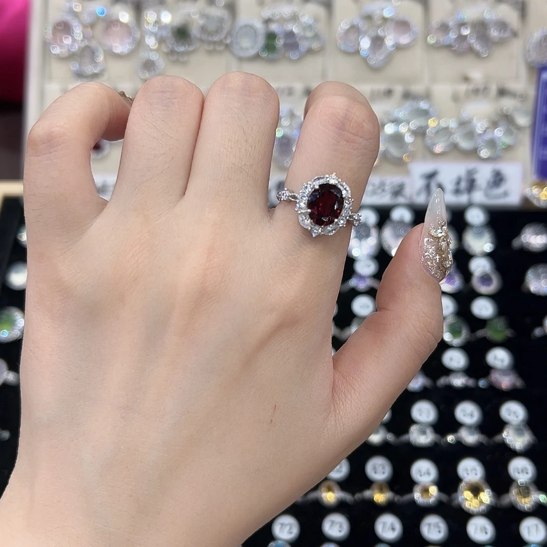 莲***阿银S925镶嵌石榴石戒指