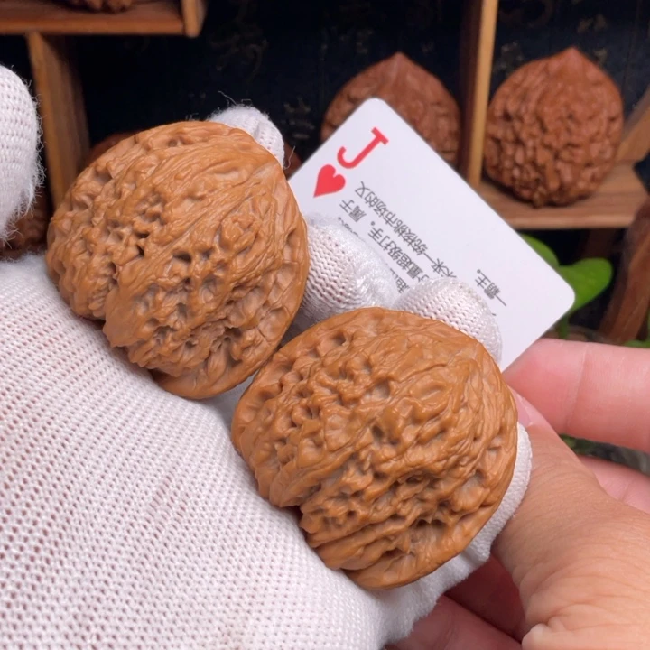 文玩核桃吊坠逐鹿老树南疆全品无修42尺