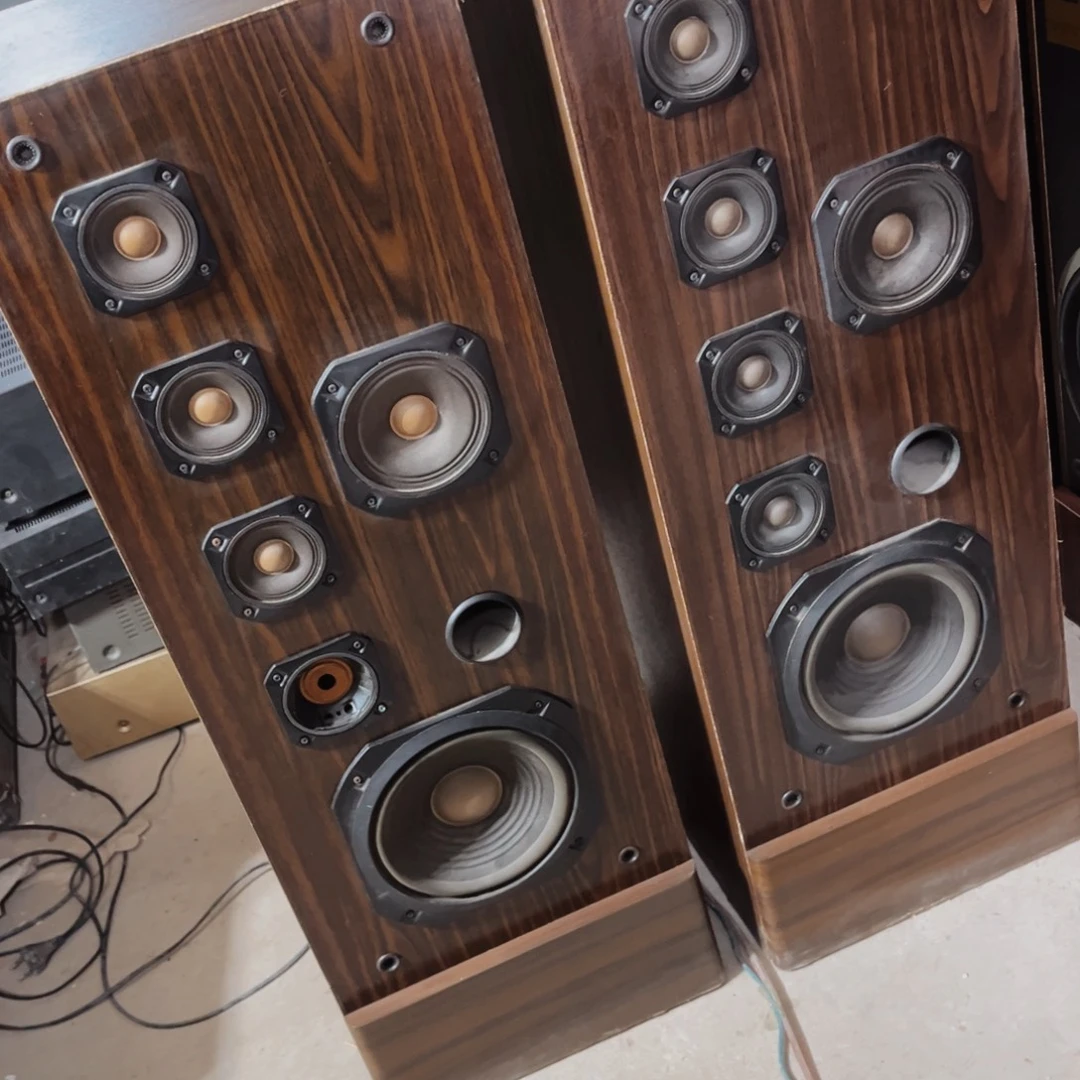 8新一堆古董箱包邮，喇叭有瑕疵