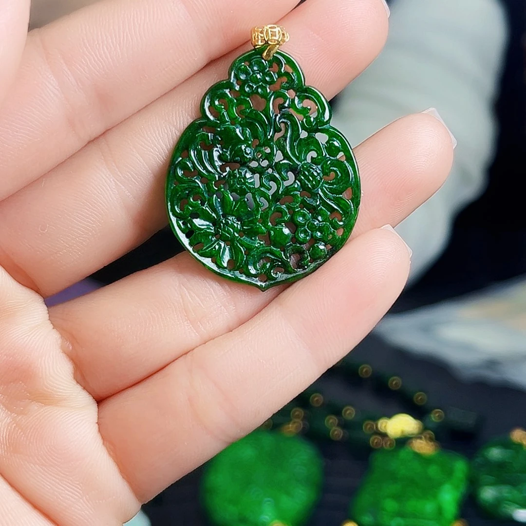 颈饰18K金镶嵌翡翠多样性