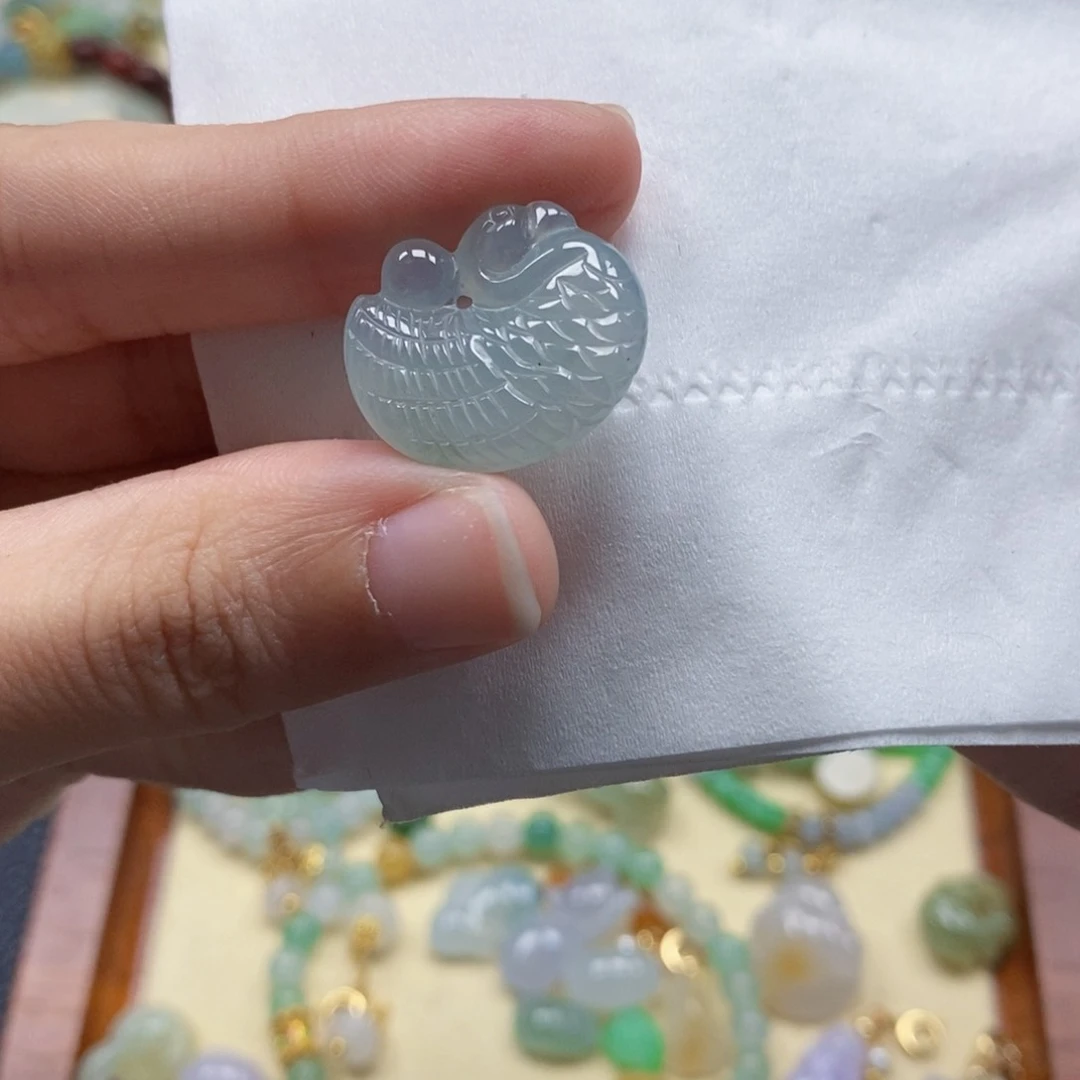 翡翠未镶嵌颈饰闪