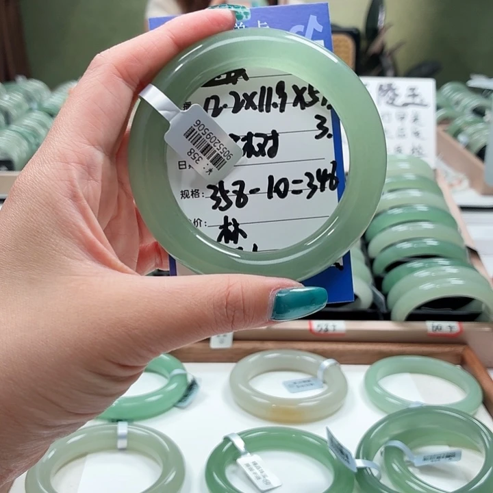 懒***树未镶嵌手镯石英岩玉