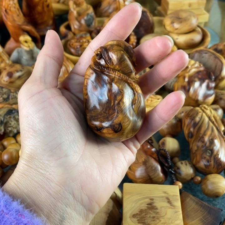 崖柏黑油钱袋根雕