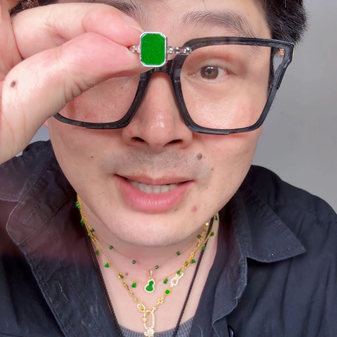 翡翠未镶嵌颈饰一件
