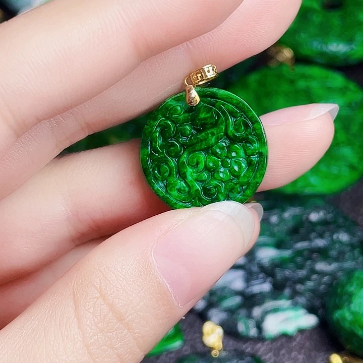 翡翠18K金镶嵌颈饰多样性