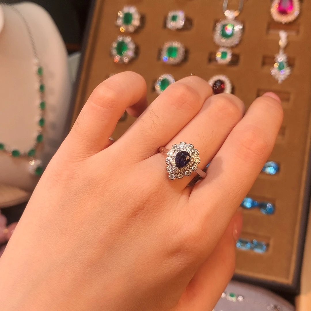 蓝宝石戒指18K金镶嵌主石：1.00ct总重：3.77g