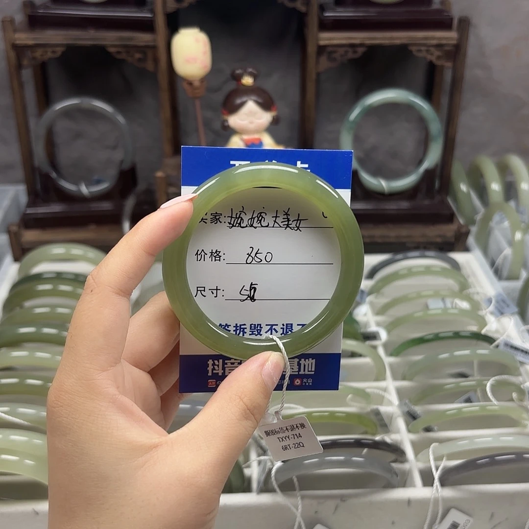 和田玉手镯未镶嵌婉***女