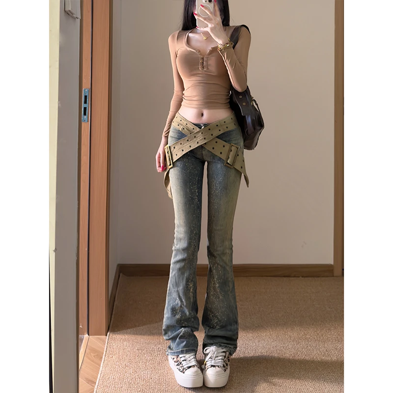 性感交叉腰带加绒微喇裤女2025年冬季新款低腰显瘦提臀喇叭牛仔裤