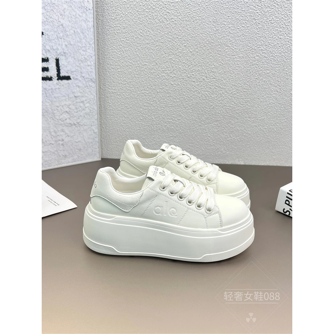轻奢真皮厚底小白鞋女休闲板鞋2025春秋小众百搭网红运动面包鞋