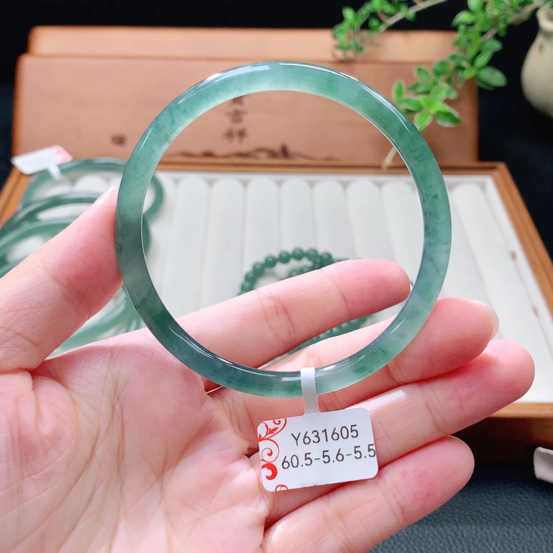 未镶嵌手镯（圆镯）翡翠