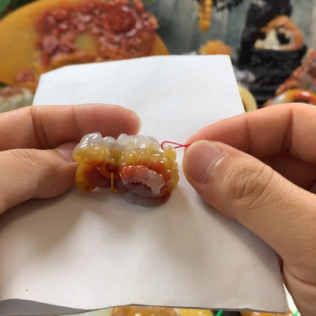 石英质玉（黄龙玉）未镶嵌颈饰Y***。