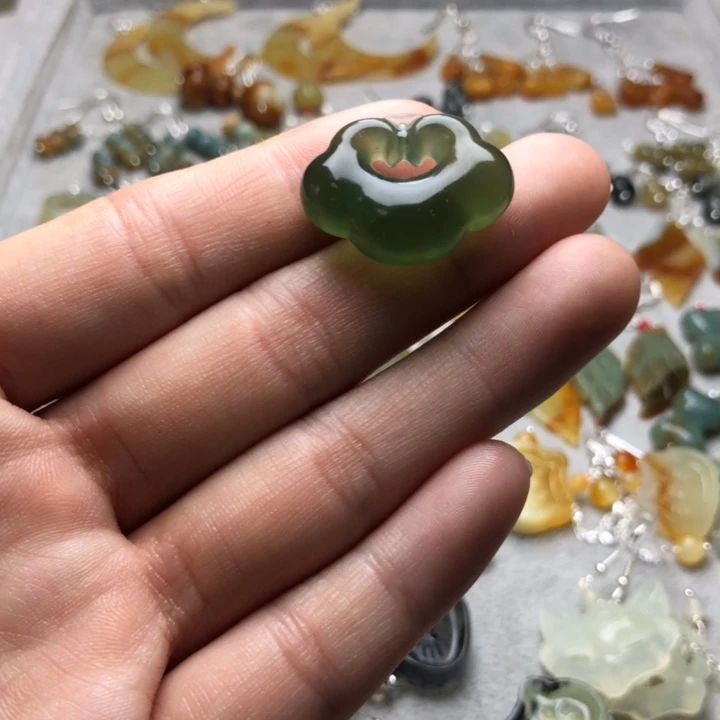 蛇纹石玉颈饰未镶嵌