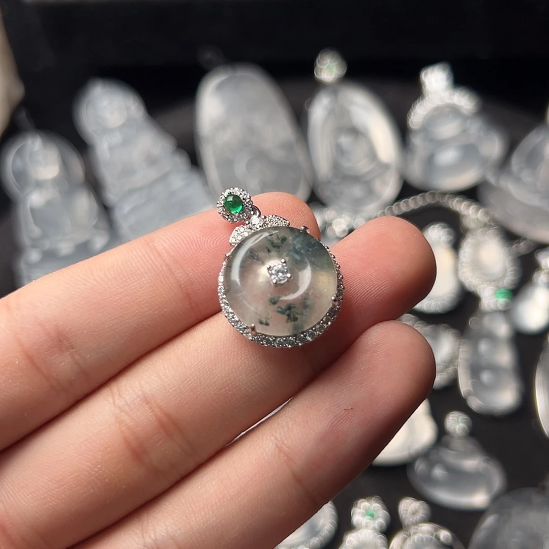 曙***光石英质玉合金颈饰飘花平安扣