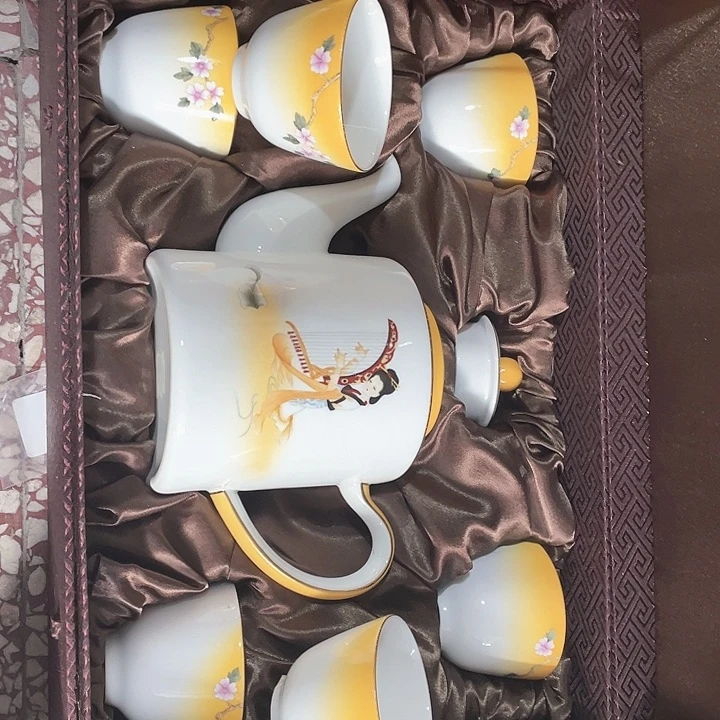 手绘骨质瓷大容量茶具。