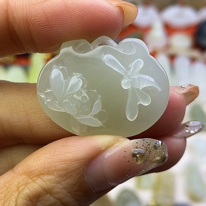 和田玉未镶嵌颈饰莲花平安锁吊坠