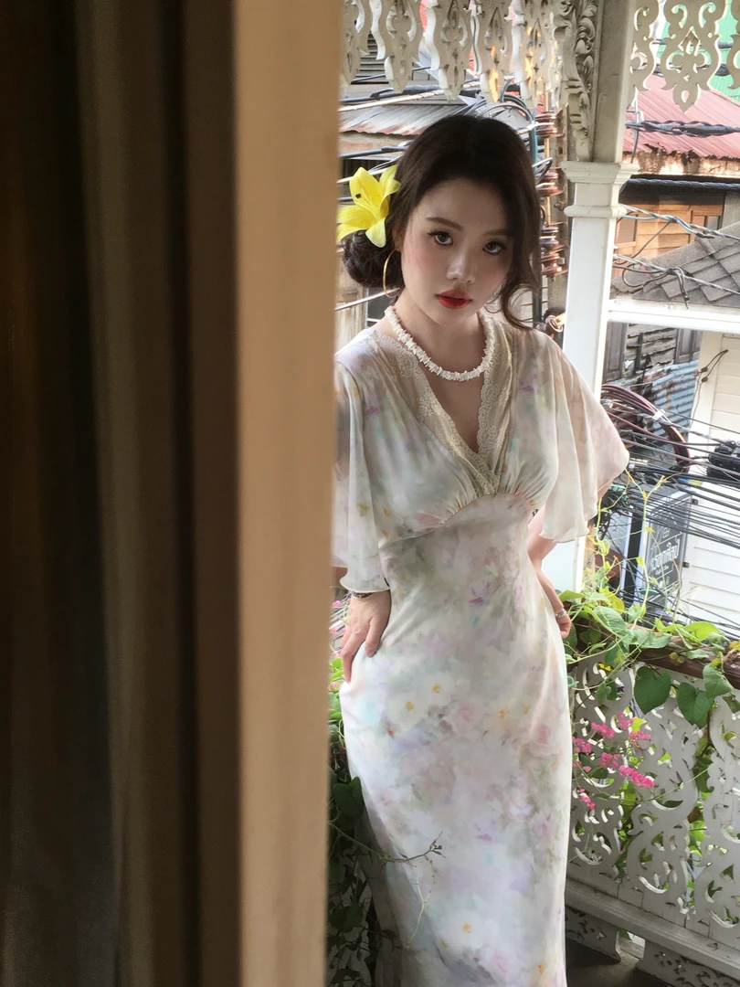 《月朦胧》2025春夏款女人风领口贴花边碎花连衣裙连衣裙M07