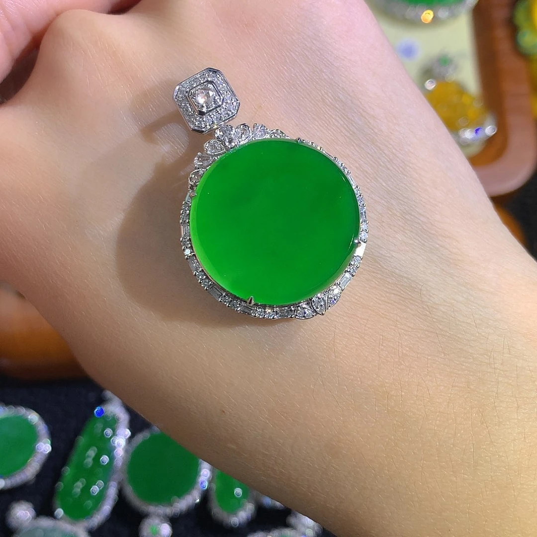 颈饰18K金镶嵌翡翠