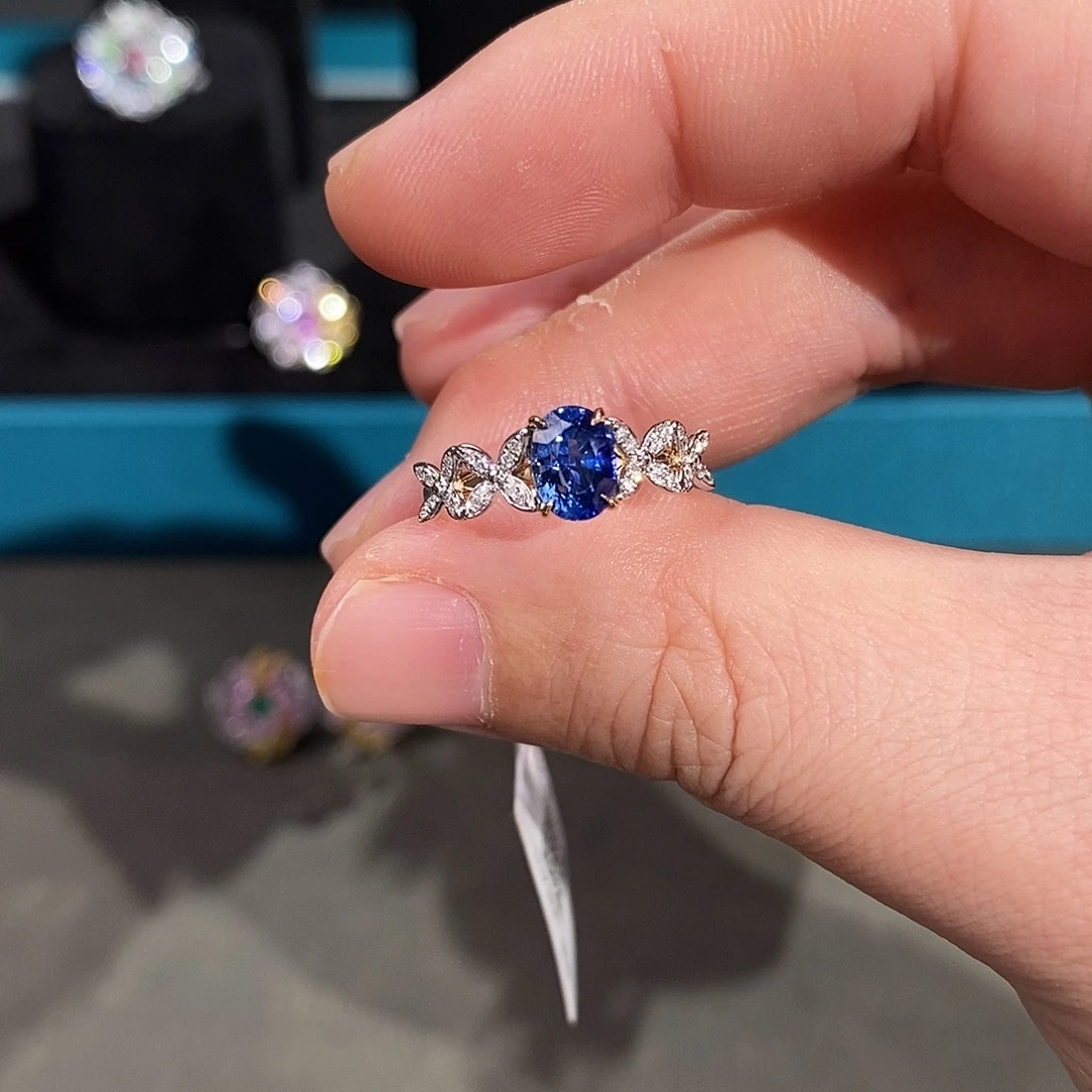 18K金镶嵌戒指蓝宝石AIGS皇家蓝1.29ct