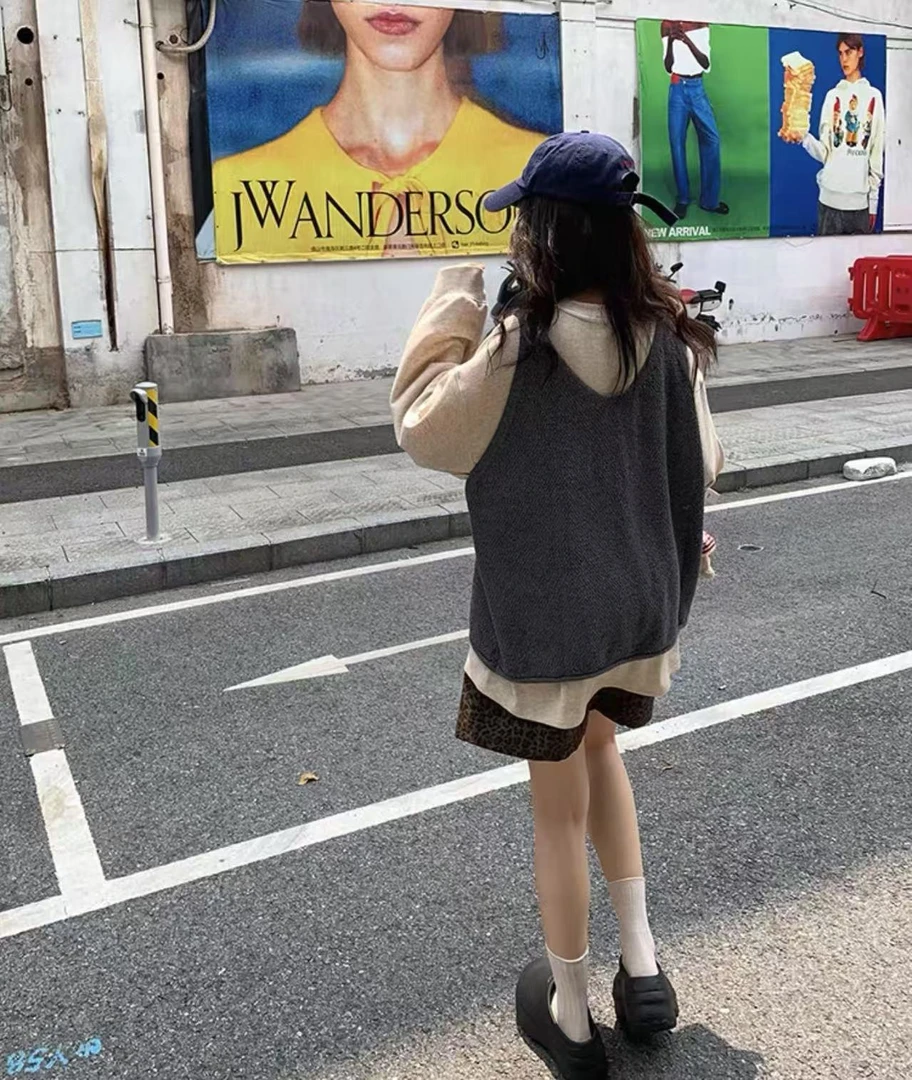 【现货】 V领针织马甲2025新款宽松小众无袖毛衣背心外穿女叠穿