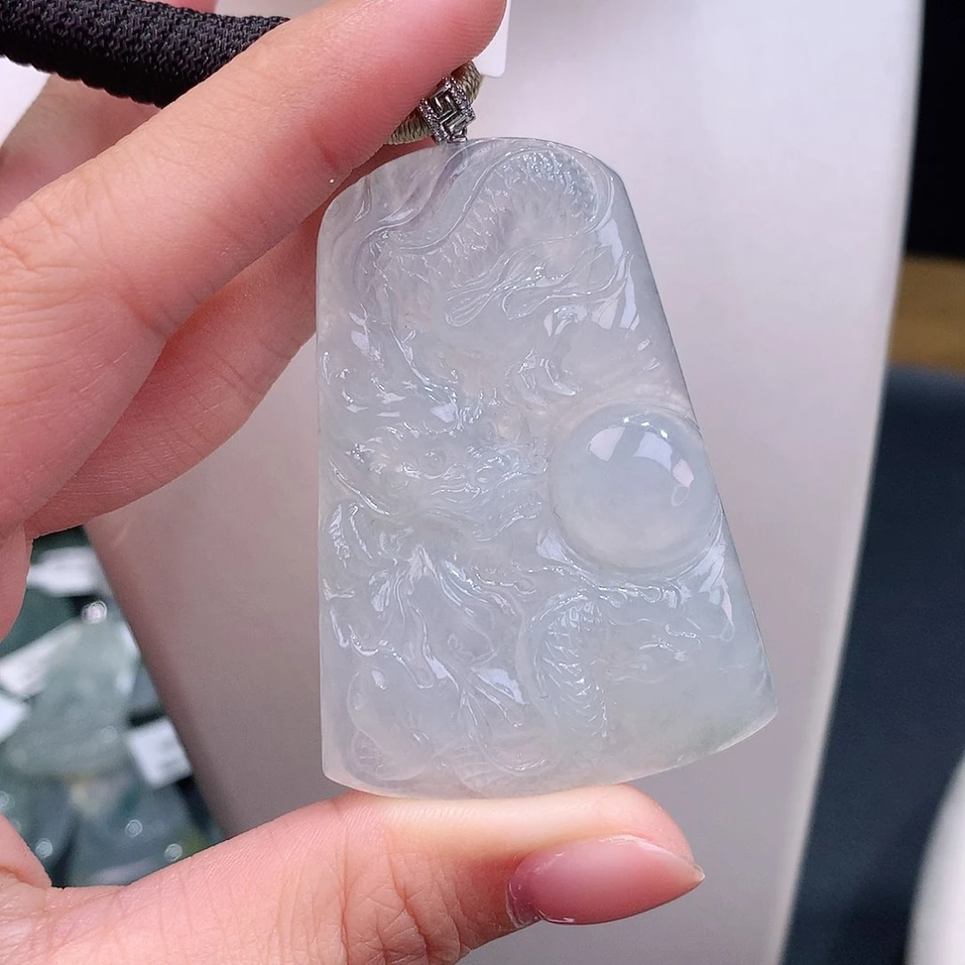 颈饰18K金镶嵌翡翠白冰大龙牌