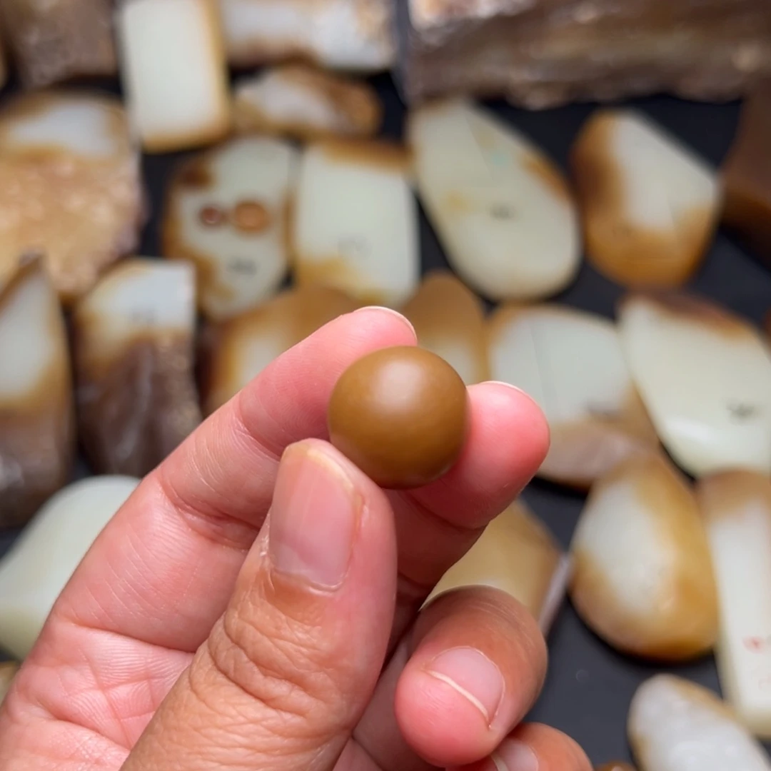 出***鞋和田玉（糖玉）未镶嵌车挂