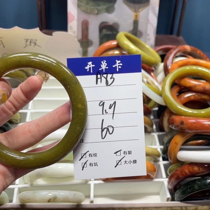蛇纹石玉手镯未镶嵌桂***多