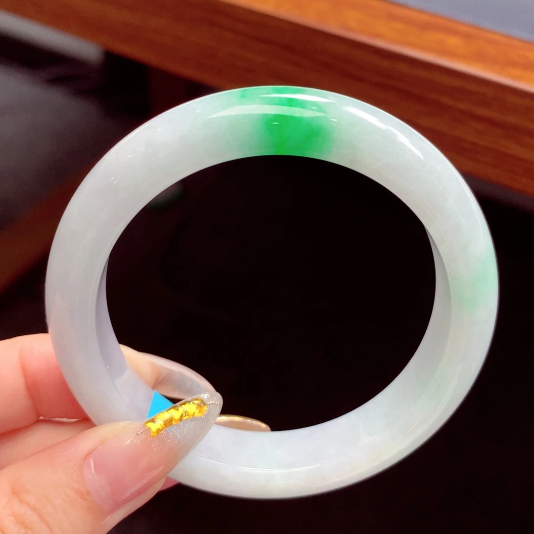 翡翠手镯未镶嵌翡翠