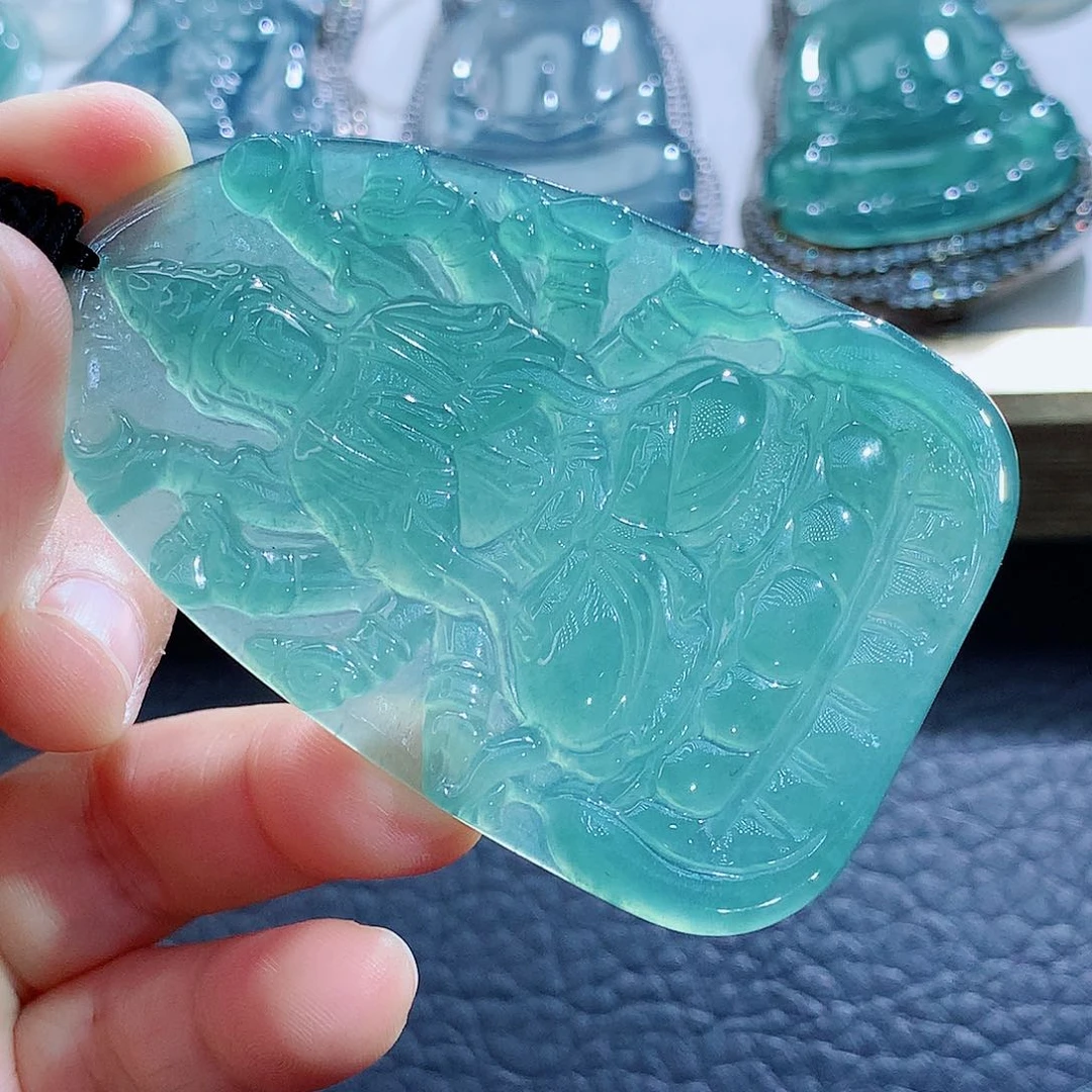 未镶嵌挂件翡翠被****人翡翠