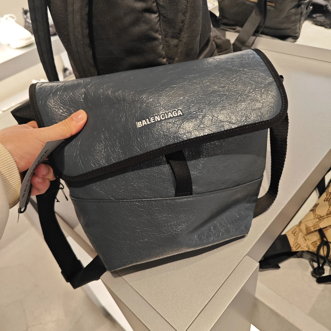 【巴黎直邮】Balenciaga巴黎世家字母标男款邮差包单肩包 620259
