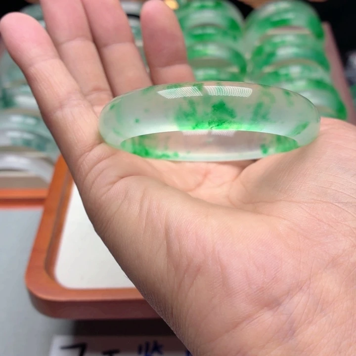 虎***庄石英质玉未镶嵌手镯