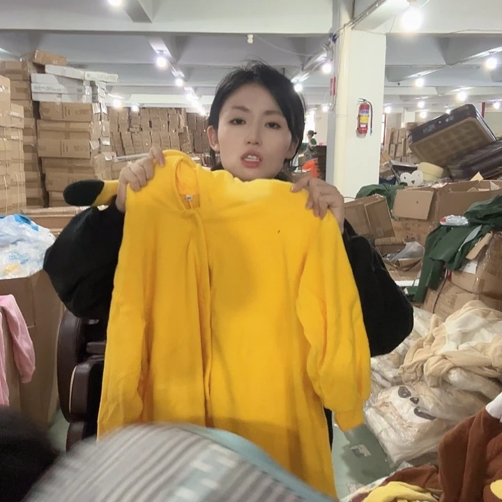 黄色皮卡连体睡衣瑕疵小孩