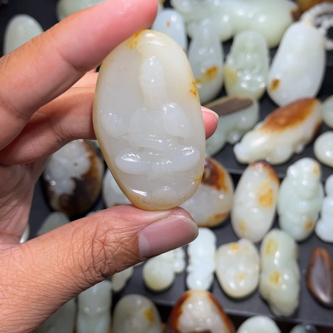 ****儿和田玉未镶嵌颈饰