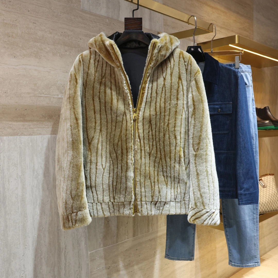 SS26 ski系列重磅来袭美利奴羊皮毛一体琉璃配色连帽皮草外套男