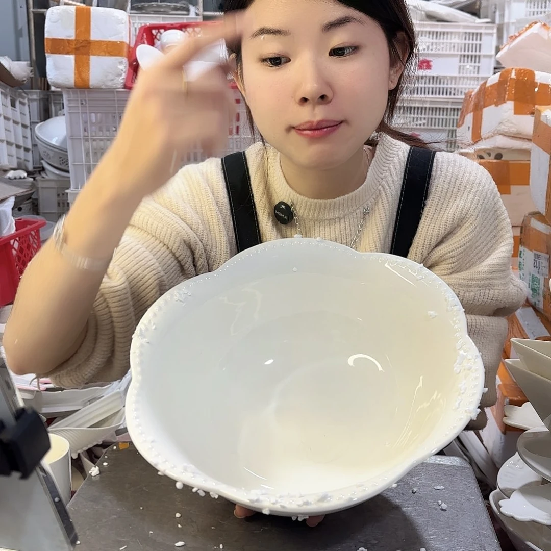 盘微瑕产品………花朵十一寸汤碗一个
