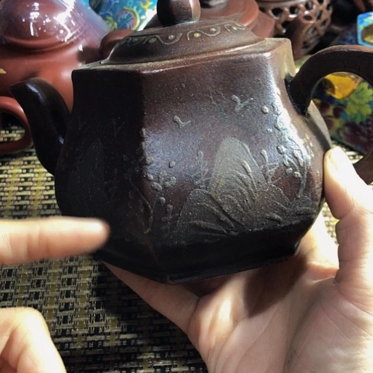 紫砂茶壶原矿泥料手工制作紫砂壶。