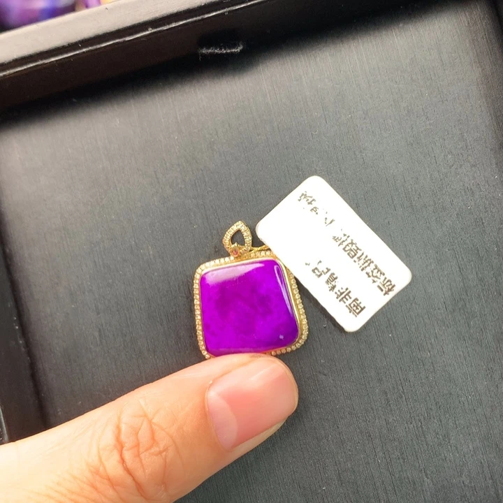 18K金镶嵌苏纪石（舒俱来）吊坠