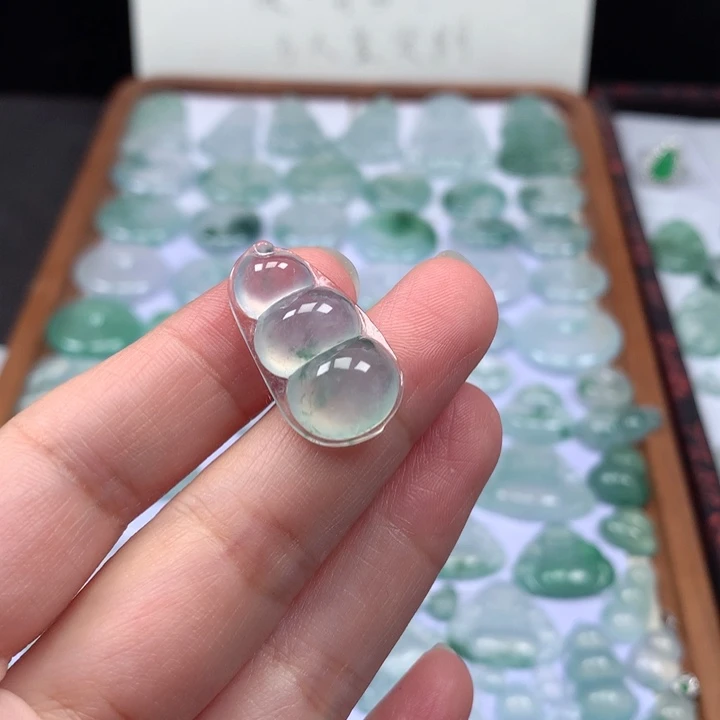 颈饰未镶嵌翡翠高冰飘花福豆